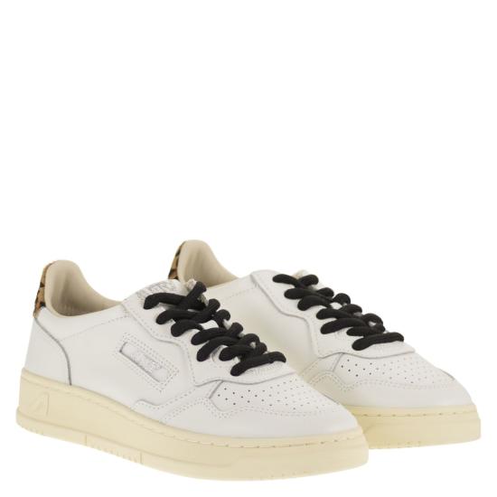 26SS 오트리 메달리스트 로우 스니커즈 AULW WHITE - AUTRY