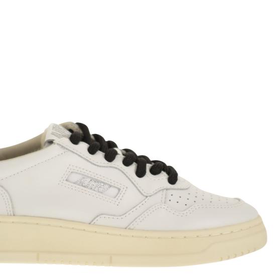 26SS 오트리 메달리스트 로우 스니커즈 AULW WHITE - AUTRY