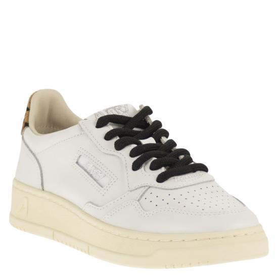 26SS 오트리 메달리스트 로우 스니커즈 AULW WHITE - AUTRY