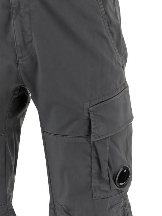 26SS 씨피 컴퍼니 스트레치 사틴 카고 렌즈 쇼츠 도브 20CMBE746A 005694G921 Grey - C.P. COMPANY