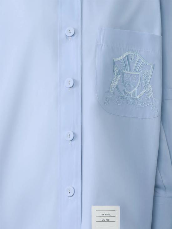 26SS 톰브라운 솔리드 포플린 크레스트 엠브로이더리 암밴드 슈퍼사이즈 셔츠 FLL079E F1004480 Blue - THOM BROWNE