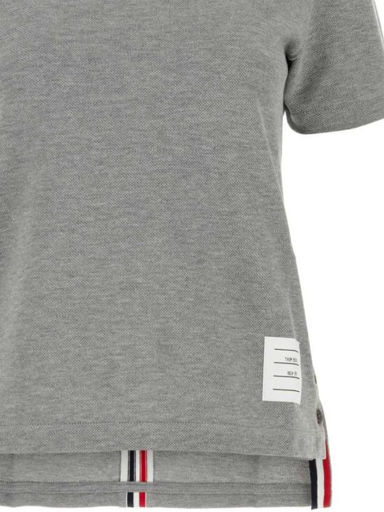 26SS 톰브라운 클래식 코튼 피케 릴렉스 핏 센터 백 스트라이프 숏슬리브 티셔츠 FJS013A 00050055 Lt grey - THOM BROWNE