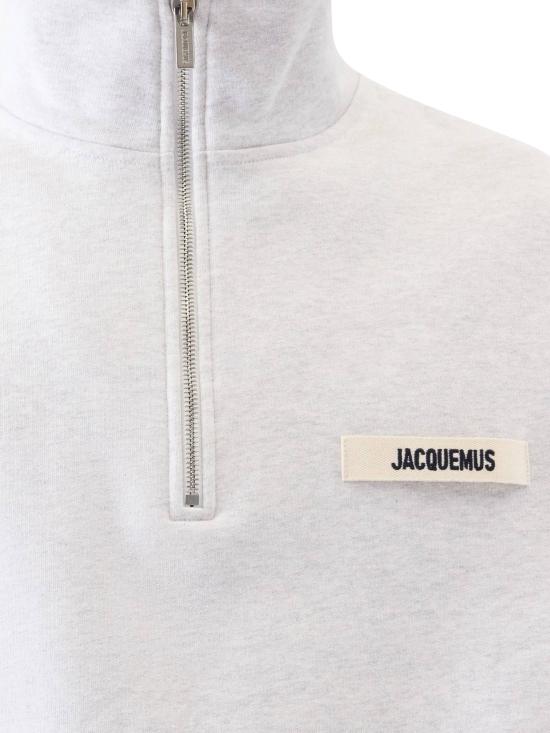 26SS 자크뮈스 하프 집업 스웨트 셔츠 SSM00313AJ00174 951 GREY 2 - JACQUEMUS