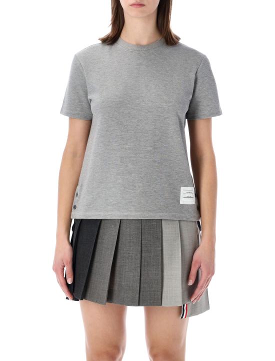 26SS 톰브라운 클래식 코튼 피케 릴렉스 핏 센터 백 스트라이프 숏슬리브 티셔츠 FJS013A00050 055 LT GREY