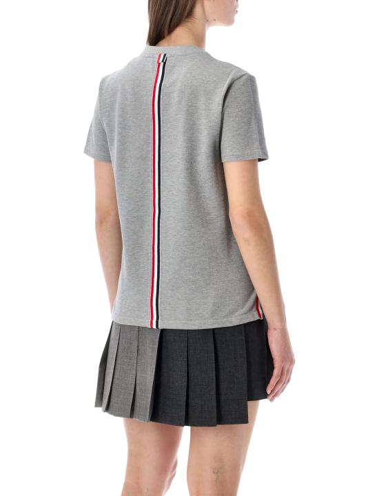 26SS 톰브라운 클래식 코튼 피케 릴렉스 핏 센터 백 스트라이프 숏슬리브 티셔츠 FJS013A00050 055 LT GREY - THOM BROWNE