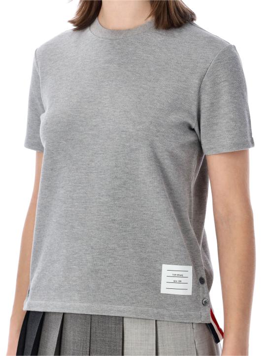 26SS 톰브라운 클래식 코튼 피케 릴렉스 핏 센터 백 스트라이프 숏슬리브 티셔츠 FJS013A00050 055 LT GREY - THOM BROWNE