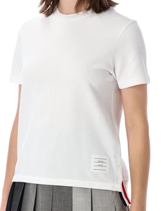 26SS 톰브라운 클래식 코튼 피케 릴렉스 핏 센터 백 스트라이프 숏슬리브 티셔츠 FJS013A00050 100 WHITE - THOM BROWNE