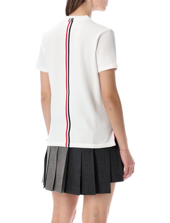 26SS 톰브라운 클래식 코튼 피케 릴렉스 핏 센터 백 스트라이프 숏슬리브 티셔츠 FJS013A00050 100 WHITE - THOM BROWNE