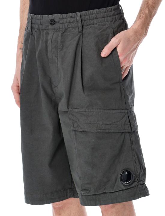 26SS 씨피 컴퍼니 스트레치 사틴 카고 렌즈 쇼츠 20CMBE127A110325G 921 DK GREY - C.P. COMPANY