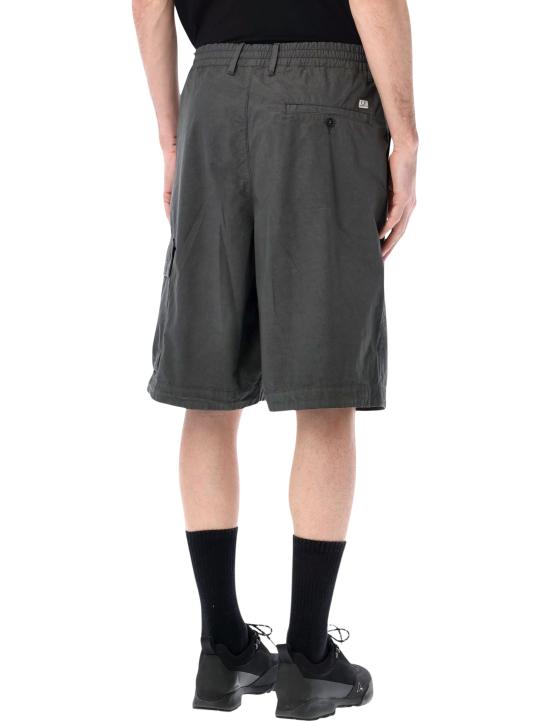 26SS 씨피 컴퍼니 스트레치 사틴 카고 렌즈 쇼츠 20CMBE127A110325G 921 DK GREY - C.P. COMPANY