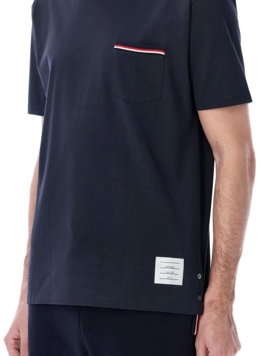 26SS 톰브라운 미디움 웨이트 저지 팁 포켓 크루넥 티셔츠 MJS010A01454 415 NAVY - THOM BROWNE