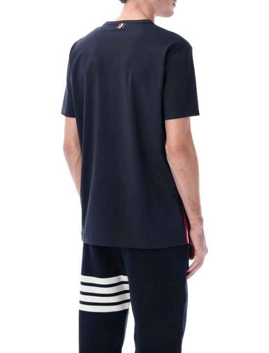 26SS 톰브라운 미디움 웨이트 저지 팁 포켓 크루넥 티셔츠 MJS010A01454 415 NAVY - THOM BROWNE