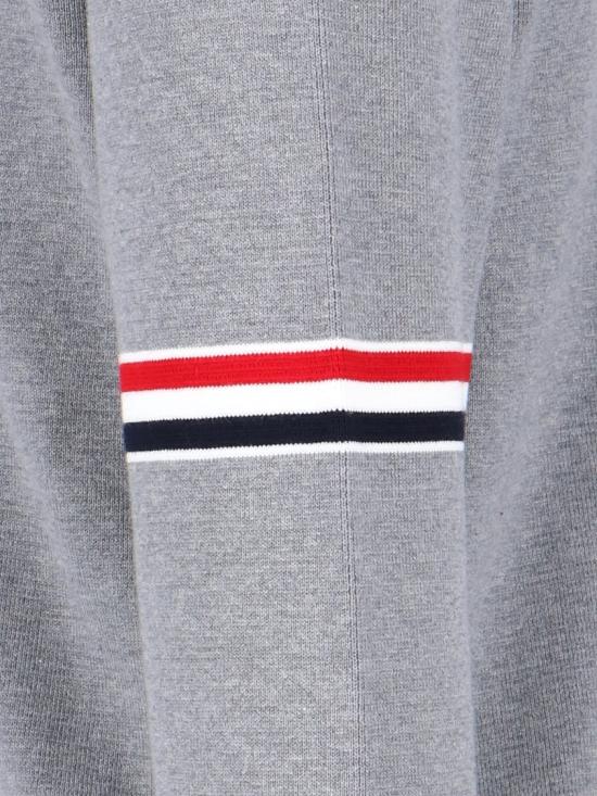 26SS 톰브라운 자카드 RWB 암밴드 니트 MKA326A Y3001055 Grey - THOM BROWNE
