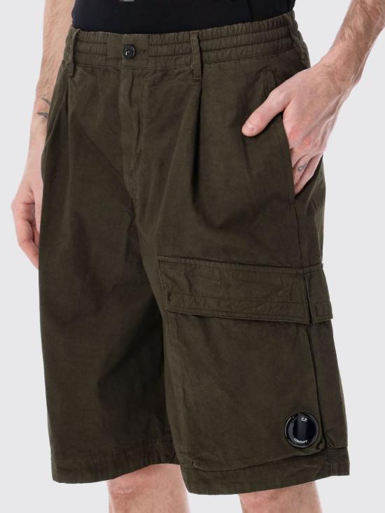 26SS 씨피 컴퍼니 스트레치 사틴 카고 렌즈 쇼츠 20CMBE127A110325G 683 Military - C.P. COMPANY