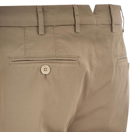26SS 브루넬로 쿠치넬리 코튼 스트래치 미드 라이즈 슬림 핏 치노 M289LI1770 DARK BEIGE - BRUNELLO CUCINELLI