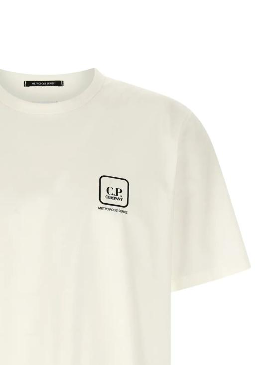 26SS 씨피 컴퍼니 메트로폴리스 시리즈 머서라이즈드 저지 반팔 프린티드 배지 티셔츠 20CLTS055A006370W 103 GAUZE WHITE - C.P. COMPANY