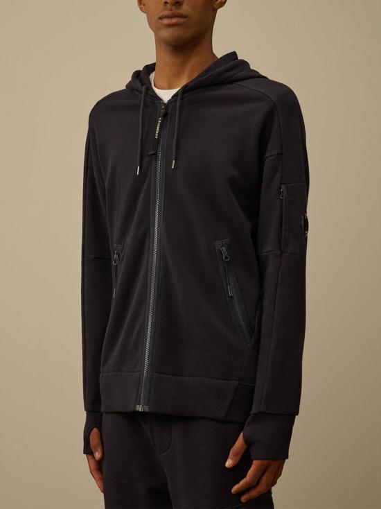 26FW 씨피 컴퍼니 다이애그널 레이즈드 플리스 후드 풀 집 스웨트셔츠 RCCMSS716A005086W 888 TOTAL ECLIPSE - C.P. COMPANY