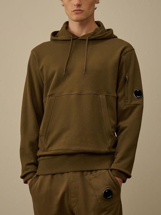 26FW 씨피 컴퍼니 다이애그널 레이즈드 플리스 렌즈 레귤러 핏 후드 티셔츠 RCCMSS714A005086W 683 IVY GREEN - C.P. COMPANY