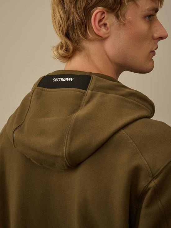 26FW 씨피 컴퍼니 다이애그널 레이즈드 플리스 렌즈 레귤러 핏 후드 티셔츠 RCCMSS714A005086W 683 IVY GREEN - C.P. COMPANY