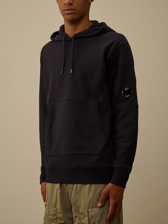 26FW 씨피 컴퍼니 다이애그널 레이즈드 플리스 렌즈 레귤러 핏 후드 티셔츠 RCCMSS714A005086W 888 TOTAL ECLIPSE - C.P. COMPANY