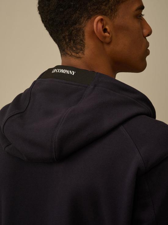 26FW 씨피 컴퍼니 다이애그널 레이즈드 플리스 렌즈 레귤러 핏 후드 티셔츠 RCCMSS714A005086W 888 TOTAL ECLIPSE - C.P. COMPANY