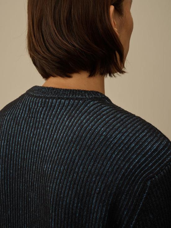 26FW 씨피 컴퍼니 플리스 니트 크루넥 렌즈 스웨터 19CMKN307A006170A 815 AEGEAN BLUE - C.P. COMPANY