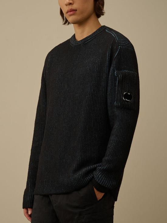 26FW 씨피 컴퍼니 플리스 니트 크루넥 렌즈 스웨터 19CMKN307A006170A 815 AEGEAN BLUE - C.P. COMPANY