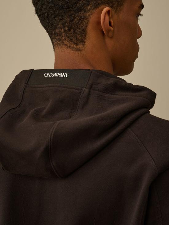 26FW 씨피 컴퍼니 다이애그널 레이즈드 플리스 렌즈 레귤러 핏 후드 티셔츠 RCCMSS714A005086W 999 BLACK - C.P. COMPANY