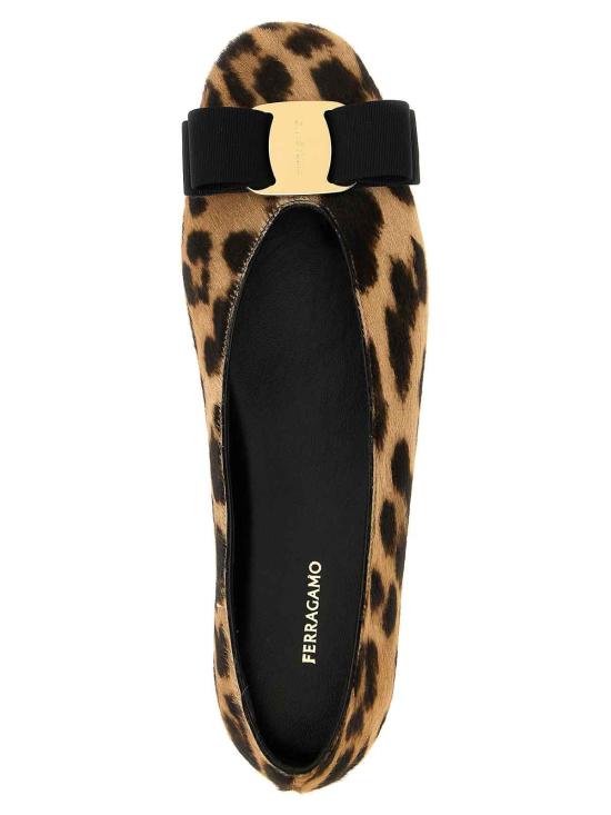 25FW 살바토레 페라가모 플랫 슈즈 781750NATURALENERO Animal Print - SALVATORE FERRAGAMO