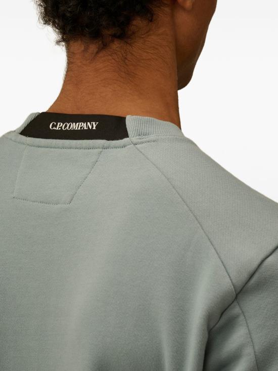 26SS 씨피 컴퍼니 다이애그널 레이즈드 플리스 크루넥 렌즈 스웨트셔츠 20CMSS713A 005086W809 Light Grey - C.P. COMPANY