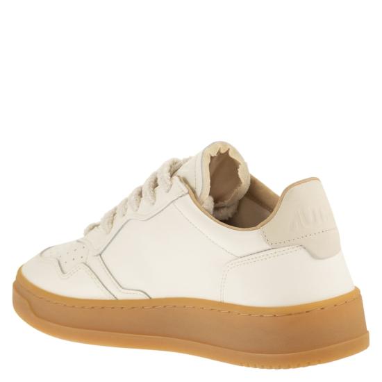 26SS 오트리 메달리스트 로우 스니커즈 AULM WHITE - AUTRY