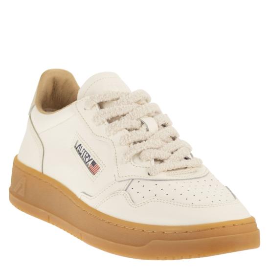 26SS 오트리 메달리스트 로우 스니커즈 AULM WHITE - AUTRY