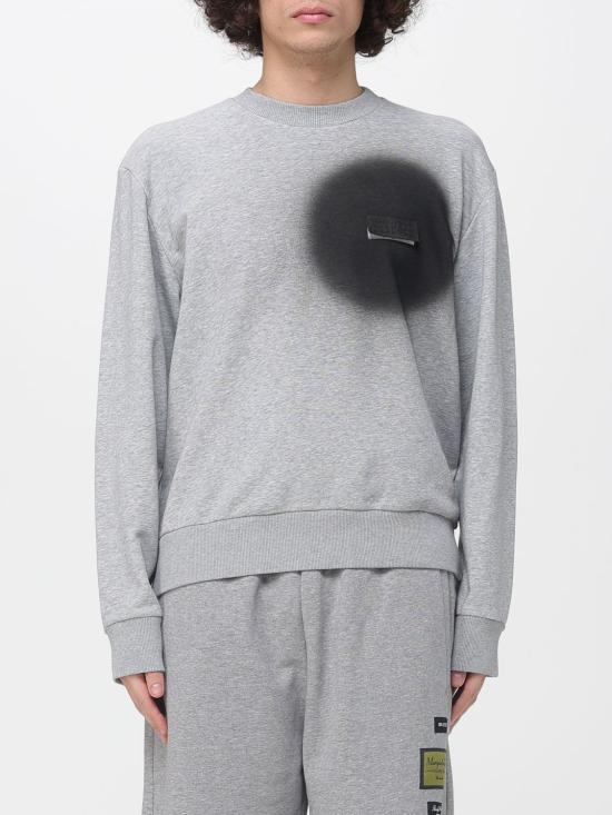 26SS MM6 메종마르지엘라 스프레이 프린트 스웨트셔츠 SH0GU0037M25013 857M Black