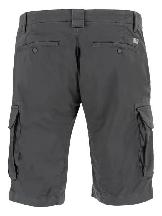 26SS 씨피 컴퍼니 스트레치 사틴 카고 렌즈 쇼츠 도브 20CMBE746A005694G 921 GUNMETAL - C.P. COMPANY