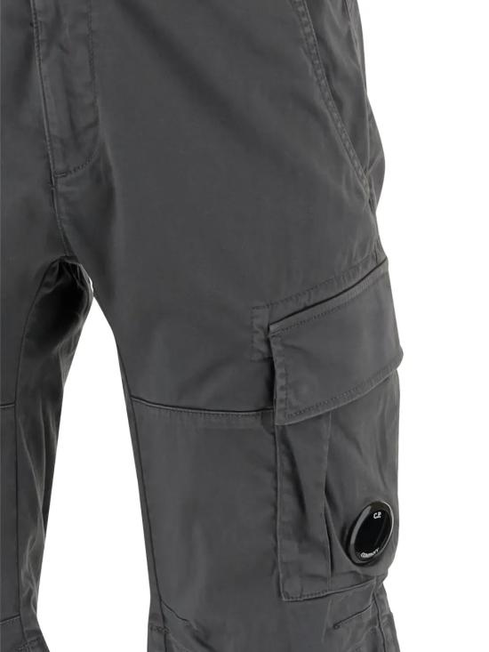26SS 씨피 컴퍼니 스트레치 사틴 카고 렌즈 쇼츠 도브 20CMBE746A005694G 921 GUNMETAL - C.P. COMPANY