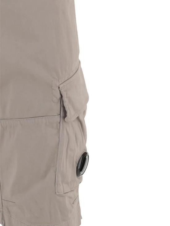 26SS 씨피 컴퍼니 스트레치 사틴 카고 렌즈 쇼츠 도브 20CMBE746A005694G 904 DOVE - C.P. COMPANY