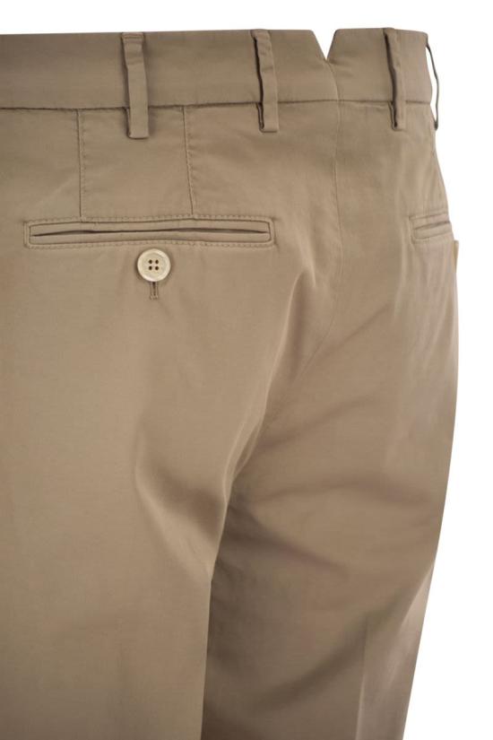 26SS 브루넬로 쿠치넬리 코튼 스트래치 미드 라이즈 슬림 핏 치노 M289LI1770 C6045 DARK BEIGE - BRUNELLO CUCINELLI