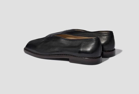 26SS 르메르 로퍼 플랫 파이핑 슬리퍼 - 샤이니 나파 램 FO0290 LL0023 블랙 - LEMAIRE