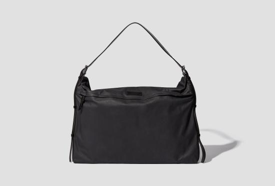 26SS 르메르 숄더백 트렌치 포켓 미디엄 백 - 발수 레진 코튼 소재 BG0168 LF1571 블랙