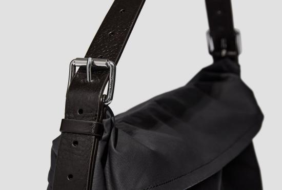 26SS 르메르 숄더백 트렌치 포켓 미디엄 백 - 발수 레진 코튼 소재 BG0168 LF1571 블랙 - LEMAIRE