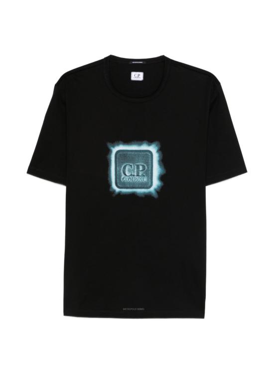 26SS 씨피 컴퍼니 메트로폴리스 시리즈 머서라이즈드 저지 반팔 배지 티셔츠 20CLTS054A 006370W999 BLACK - C.P. COMPANY