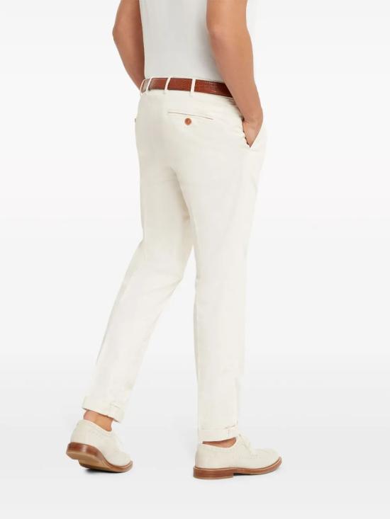  브루넬로 쿠치넬리 코튼 스트래치 미드 라이즈 슬림 핏 치노 M289LI1770 C5797 OFF WHITE - BRUNELLO CUCINELLI