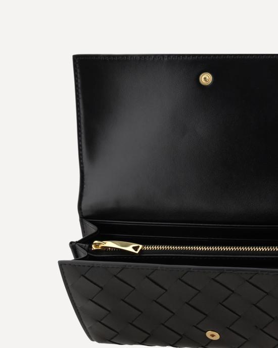 25FW 보테가베네타 인트레치아토 라지 플랩 지갑 814671VCPP3 8425 BLACKGOLD 8425 BLACK GOLD - BOTTEGA VENETA