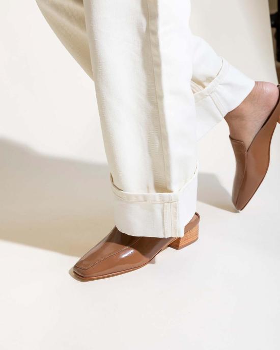  후마 블랑코 로퍼 휴마 블랑코 펠릭스  뮬 크링클 페이턴트 라떼 - HUMA BLANCO