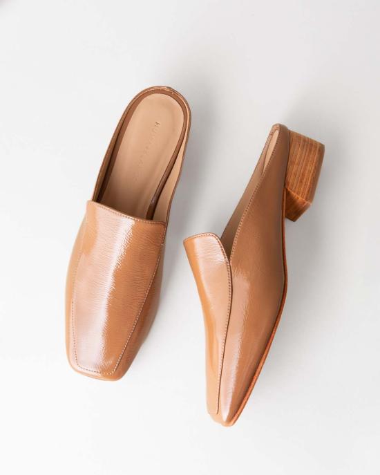  후마 블랑코 로퍼 휴마 블랑코 펠릭스  뮬 크링클 페이턴트 라떼 - HUMA BLANCO