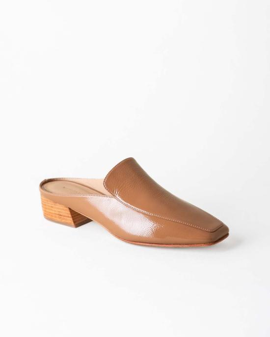  후마 블랑코 로퍼 휴마 블랑코 펠릭스  뮬 크링클 페이턴트 라떼 - HUMA BLANCO