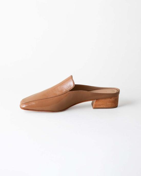  후마 블랑코 로퍼 휴마 블랑코 펠릭스  뮬 크링클 페이턴트 라떼 - HUMA BLANCO