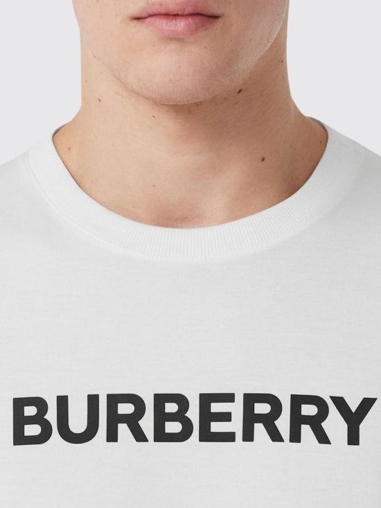 26SS 버버리 로고 프린트 코튼 오버사이즈 티셔츠 8055309 White - BURBERRY