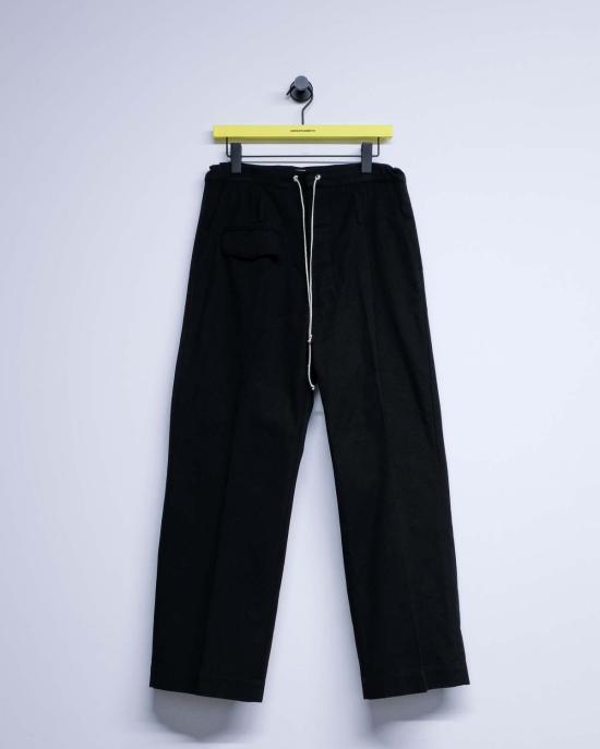  나마체코 스트레이트 팬츠 워싱 처리된 블랙 코튼 트라이림 팬츠