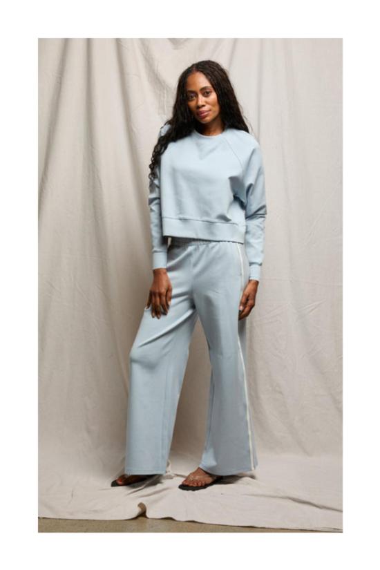  퍼펙트 화이트 티 스웨터 넬 트래블 크루넥 스웨트셔츠 파우더 블루